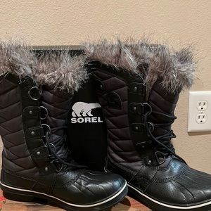 Black waterproof Sorel boots